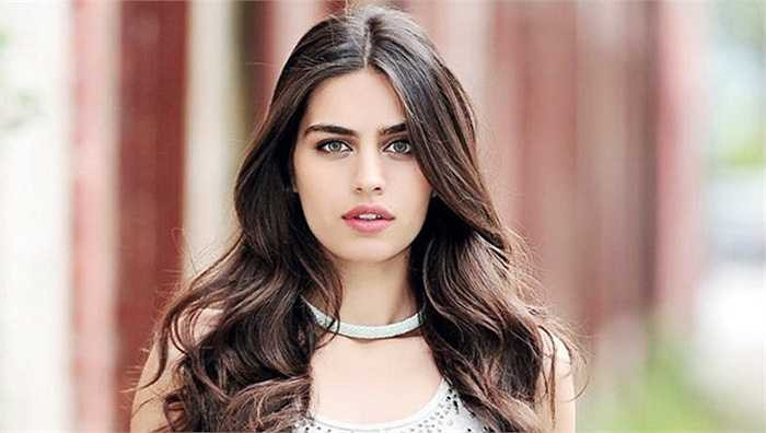 Amine Gulse là hoa hậu Thổ Nhĩ Kỳ 2014. Cô đăng quang ngôi vị này khi mới 21 tuổi