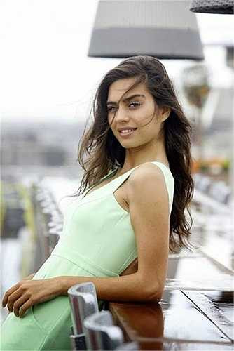 Trước khi trở thành hoa hậu Thổ Nhĩ Kỳ, cô là 1 người mẫu diễn viên tại đất nước này