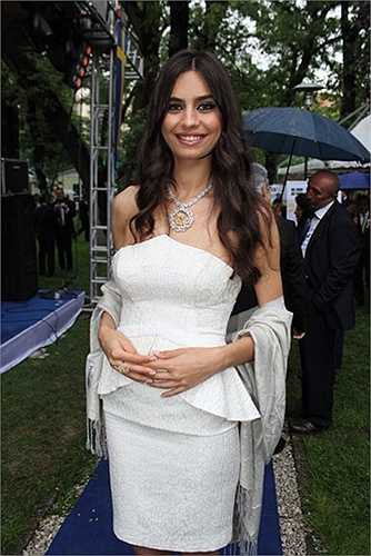 Tuy nhiên, sau khi những bức ảnh chụp lại cảnh nói chuyện thân mật giữa cô và Ozil bị phát tán, rất có thể Gulse sẽ rất đắt show quảng cáo