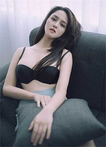 Mới đây, á hậu Hoàng Oanh đã tung ra một bộ ảnh gợi cảm bất ngờ, nhân sinh nhật lần thứ 22 của mình. 