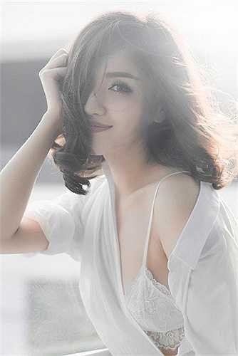 Dù vậy, cô khẳng định bản thân luôn tự ti vì vòng 1 lép. 