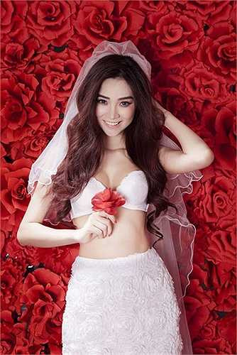 Từng đoạt giải Bạc Siêu mẫu Việt Nam 2011 nhưng chân dài Ngọc Oanh vẫn không thực sự tự tin vào vòng 1 của mình. 