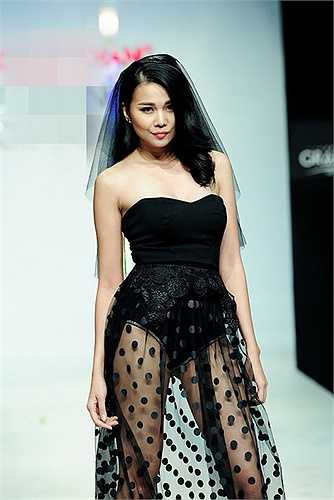 Ở thời điểm hiện tại, Thanh Hằng là một trong những chân dài hàng đầu của showbiz Việt bởi thân hình chuẩn và một gương mặt đẹp. 