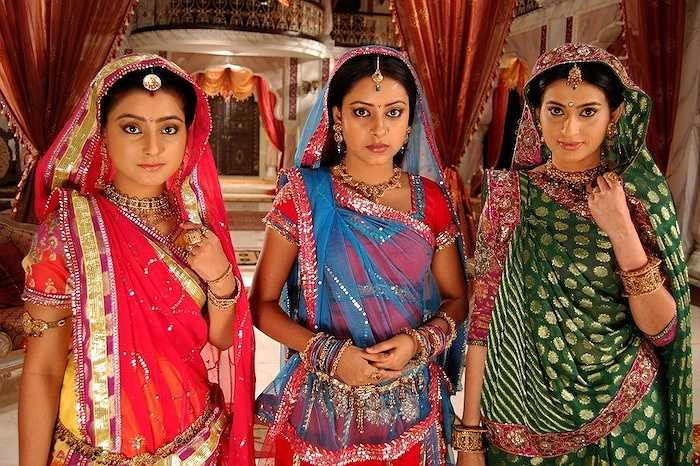 Phục trang, phụ kiện của các diễn viên trong Cô dâu 8 tuổi đóng một vai trò hết sức quan trọng, để nói lên một phần đặc trưng về văn hóa của con người Ấn Độ. Sari (Saree) là trang phục truyền thống của người Ấn Độ dành cho phụ nữ ở mọi lứa tuổi.