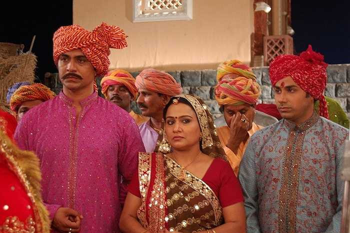 Dhoti Kurta là trang phục truyền thống dành cho nam giới. Ngoài tấm áo dài truyền thống, nam giới phải dùng một mảnh vải dài gần 5m để quấn quanh hông và chân. Có nhiều cách quấn khăn tạo ra nhiều kiểu ống quần khác nhau.