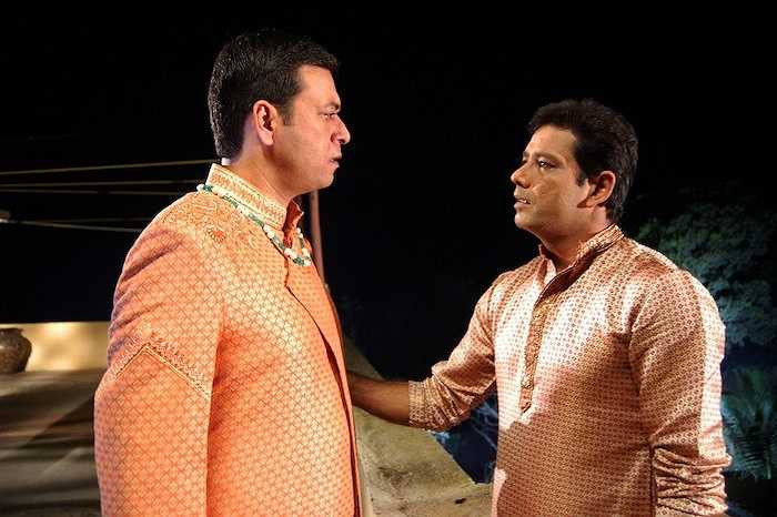 Trong một số bộ trang phục cách tân người nam thường mặc áo thêu cổ trụ, một số người giàu sang còn đeo vòng cổ và bông tay. Đón xem Cô dâu 8 tuổi phần 4 lúc 20h hàng ngày trên TodayTV, từ 02/9/2015. (Trung Ngạn) 