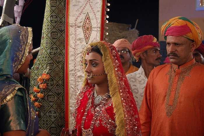 Màu sắc Sari giúp nhận biết hoàn cảnh của người mặc nó: phụ nữ góa chồng thường mặc sari trắng và không đeo trang sức; Phụ nữ có thai sẽ mặc sari màu vàng trong 7 ngày; người đạo Hồi mặc Sari màu xanh và Sari màu xanh da trời tượng trưng cho những phụ nữ đẳng cấp thấp. 