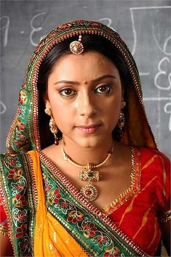 Chiếc mũ giống chức năng của chiếc khăn voan cài tóc.