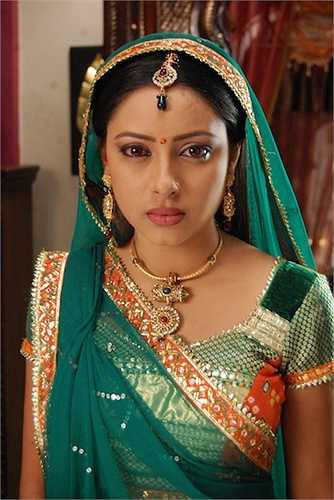 Mũ thường được may màu đỏ, trùng màu váy bằng vải lụa hoặc nhung, với điểm nhấn là phần mề đay trang trí bằng vàng kéo dài ngang trán.