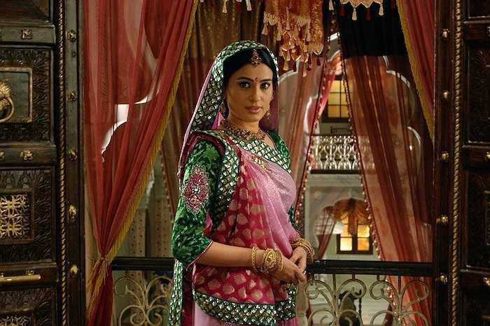 Vòng đeo mũi là một loại trang sức khá kì lạ nhưng không thể thiếu trong những đám cưới ở Ấn Độ. Chiếc vòng này biểu tượng cho sự trong trắng của cô dâu. 