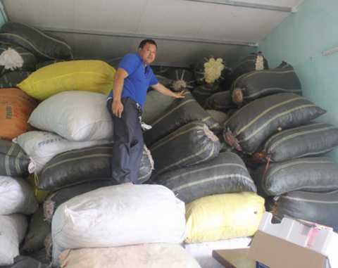 Kho thuốc khổng lồ của ông lang Út Kho thuốc khổng lồ của ông lang Út