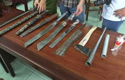 Ba nghi can Võ, Nhã, Minh đang bị tạm giữ để điều tra cùng hung khí công an thu giữ tại hiện trường. Ảnh: TK Ba nghi can Võ, Nhã, Minh đang bị tạm giữ để điều tra cùng hung khí công an thu giữ tại hiện trường. Ảnh: TK