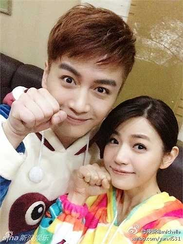 Vì thế, hàng loạt ảnh cũ của cặp đôi được fan 'lục' lại, trong đó đáng chú ý là những tấm hình cả hai thân mật bên nhau từ khi đóng chung Tân thần điêu đại hiệp đến bây giờ.