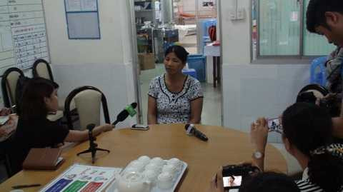 Bà Nguyễn Thị Duy, cô ruột cháu Linh kể lại sự việc - Ảnh: Đức Phú