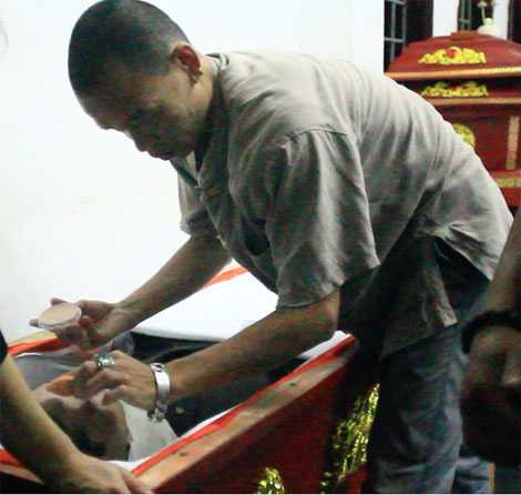 Ông Hùng trong một lần trang điểm cho người quá cố.