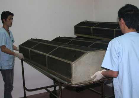 Ngoài 8 tiếng ngủ, họ sống cùng xác chết nhiều hơn với gia đình, người thân