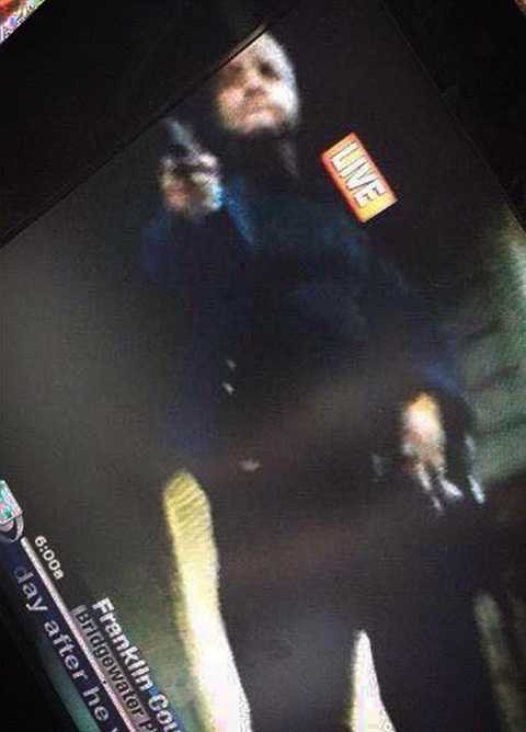 Hình ảnh nghi phạm xả súng do máy quay ghi lại khi bị rơi dưới đất Hình ảnh nghi phạm xả súng do máy quay ghi lại khi bị rơi dưới đất