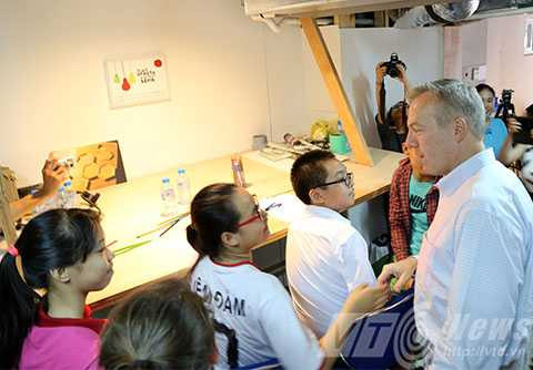 Đại sứ Hoa Kỳ, ngài Ted Osius, bà Rena Bitter, Tổng lãnh sự Hoa Kỳ, Việt Nam, thăm tổ chức học tập, cộng đồng, Đà Nẵng