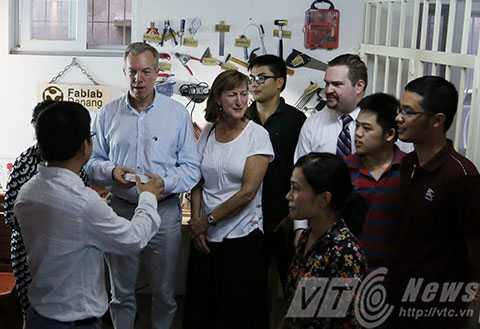 Đại sứ Hoa Kỳ, ngài Ted Osius, bà Rena Bitter, Tổng lãnh sự Hoa Kỳ, Việt Nam, thăm tổ chức học tập, cộng đồng, Đà Nẵng