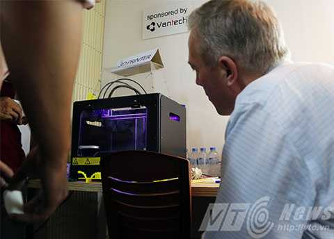 Đại sứ Hoa Kỳ, ngài Ted Osius, bà Rena Bitter, Tổng lãnh sự Hoa Kỳ, Việt Nam, thăm tổ chức học tập, cộng đồng, Đà Nẵng