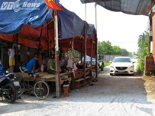 Người dân địa phương bức xúc lập chiến lũy phản đối doanh nghiệp sản xuất gây ô nhiễm môi trường - Ảnh MK