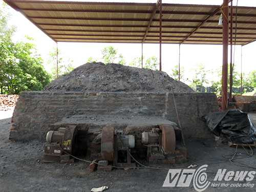 Đây được cho là lò sản xuất than hoạt tính - Ảnh MK