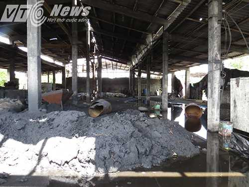 Nhà xưởng sản xuất không có bất cứ biện pháp xử lý, bảo vệ môi trường nào - Ảnh MK