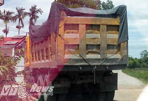 Sau khi tác nghiệp tại nhà máy, khi PV ra cổng phát hiện 1 xe tải chở đầy quặng vào cống Công ty này nhưng bảo vệ đã ra hiệu cho lài xế lái xe quay ra ngoài - Ảnh MK