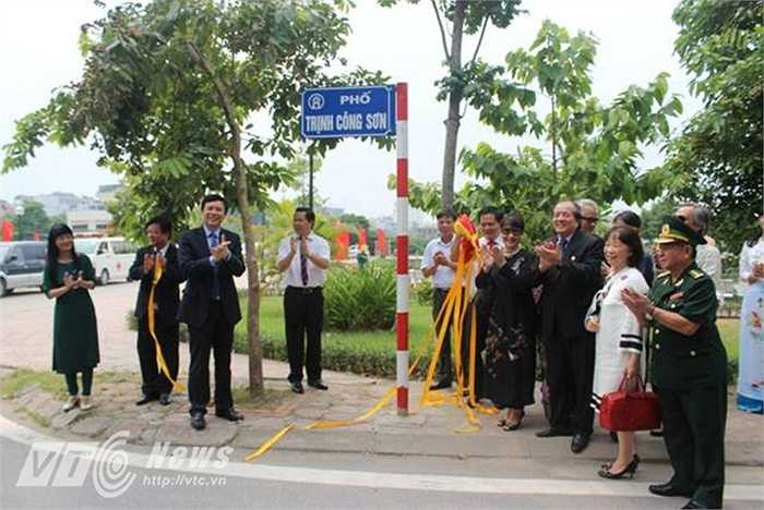Ngày 26/8, lãnh đạo UBND quận Tây Hồ và bà Trịnh Vĩnh Trinh (em gái nhạc sĩ Trịnh Công Sơn) thực hiện nghi lễ gắn biển cho tuyến phố Trịnh Công Sơn.