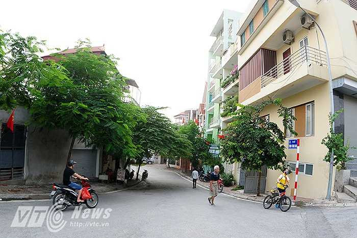 ‘Tôi hạnh phúc, hạnh phúc đến mức không biết nói gì hơn. Xin cám ơn tấm lòng của người Hà Nội, khi mọi người vẫn nhớ về anh Sơn và dành cho anh một vinh dự đặc biệt tại thành phố này. Và ở một nơi nào đó, nếu biết được chuyện này, hẳn anh tôi cũng rất vui mừng và xúc động’ – Bà Trịnh Vĩnh Trinh đã nghẹn ngào chia sẻ như vậy.