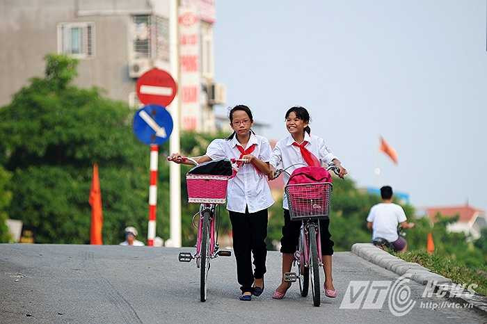 Tuyến phố bắt đầu từ ngã ba ngõ 612 Lạc Long Quân, đoạn gần cổng Công viên nước Hồ Tây. Điểm cuối của tuyến phố cắt ngã ba đê Âu Cơ (cạnh trường THPT Phan Chu Trinh). Phố có chiều dài 900 m, và chiều rộng từ 9,5 đến 12,5 m, gần công viên nước Hồ Tây.