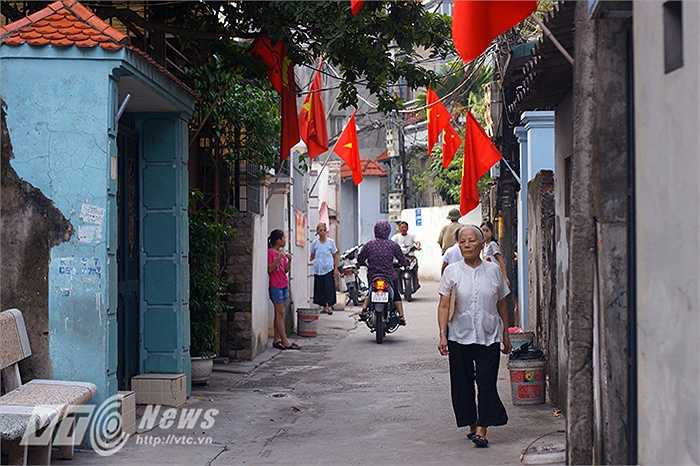 Người dân ở một con ngõ nhỏ trên phố Trịnh Công Sơn vẫn có thói quen rủ nhau ra đầu ngõ nói chuyện mỗi buổi chiều.
