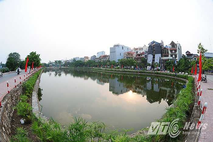 Mặt hồ yên ả, lăn tăn sóng nằm ven bên đường Trịnh Công Sơn.