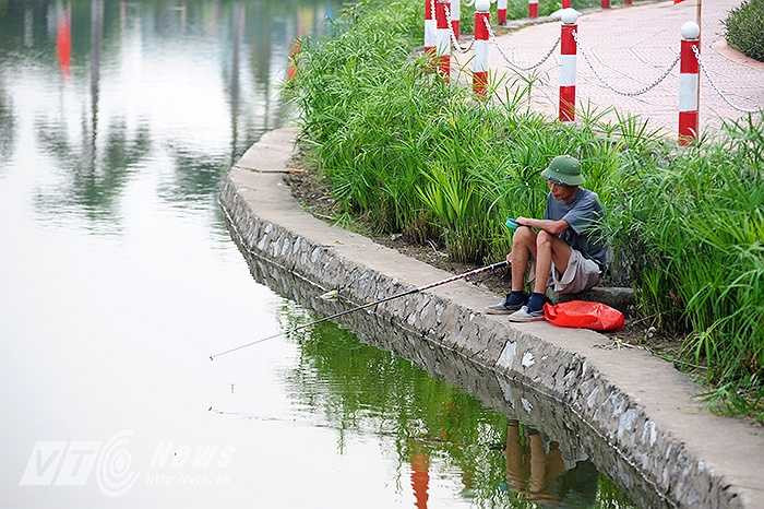Khung cảnh bình yên và lãng mạn như những bài hát của ông về Hà Nội. (Ảnh: Nguyễn Long)