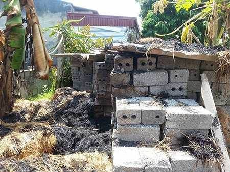 Khu vực đống rơm nhà bà Thanh được cho là tự nhiên bốc cháy vào chiều ngày 16/8. Khu vực đống rơm nhà bà Thanh được cho là tự nhiên bốc cháy vào chiều ngày 16/8.