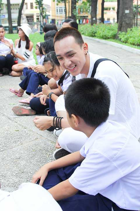 Bên cạnh đó, các thí sinh cũng có những giây phút lắng đọng khi cùng trò chuyện và chia sẻ với những hoàn cảnh khó khăn của các bạn nhỏ sinh hoạt tại mái ấm. 