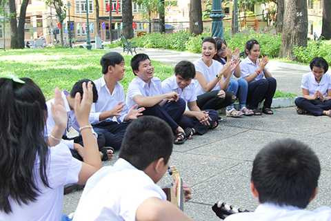 Sau hoạt động ý nghĩa này, Host Thanh Hằng lập tức giao cho các thí sinh một nhiệm vụ, đó là họ sẽ hoá thân thành những nhân vật đặc biệt để không bị phát hiện khi đứng trước đám đông và phải vận dụng kĩ năng tương tác với công chúng nơi công cộng. 