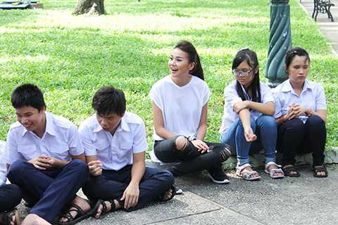 Nữ siêu mẫu nổi tiếng đã diện trang phục trẻ trung và năng động để cùng giao lưu và vui chơi với các em khiếm thị trong mái ấm Bừng Sáng.