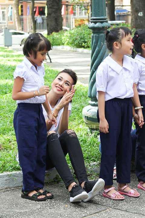 Không còn là một Thanh Hằng cầu kỳ trong những lần xuất hiện ở các tập trước của Vietnam’s Next Top Model 2015, Host trong buổi giao lưu này chỉ diện đơn giản chiếc áo thun trắng và quần jean rách đùi cùng với đôi giày slip on đen. 