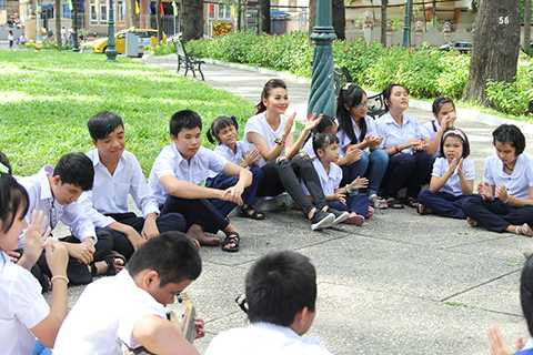 Với phong cách thời trang tối giản, Thanh Hằng đã “thoát” khỏi hình ảnh một vị Host quyền lực của một trong những chương trình truyền hình thực tế tìm kiếm người mẫu hàng đầu Việt Nam. Cô vô tư, hồn nhiên chơi đùa cùng những trẻ em có mặt tại đây.