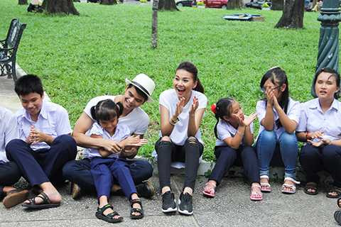 Không chỉ có một mình, nữ siêu mẫu còn đi cùng Top 11 học trò của mình để cùng giao lưu với các em đến từ mái ấm Bừng Sáng. 