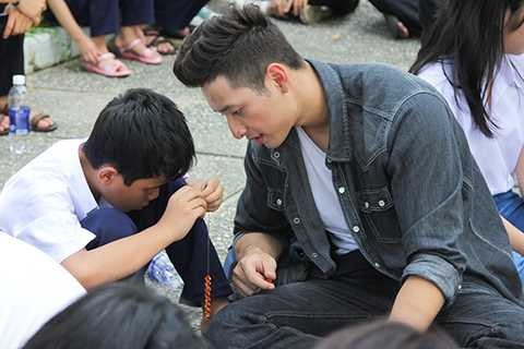 Top 11 của chương trình trở lại với hình ảnh những chàng trai, cô gái hòa nhập vào những trò chơi tập thể và vô cùng gần gũi với các em học sinh tại đây, “hotboy Đại học Luật Huế - Đinh Đức Thành vốn quen thuộc với các hoạt động hội nhóm đã xung phong làm hoạt náo viên cho buổi gặp mặt tạo nên một vòng tròn ấm cúng và nhộn nhịp. 