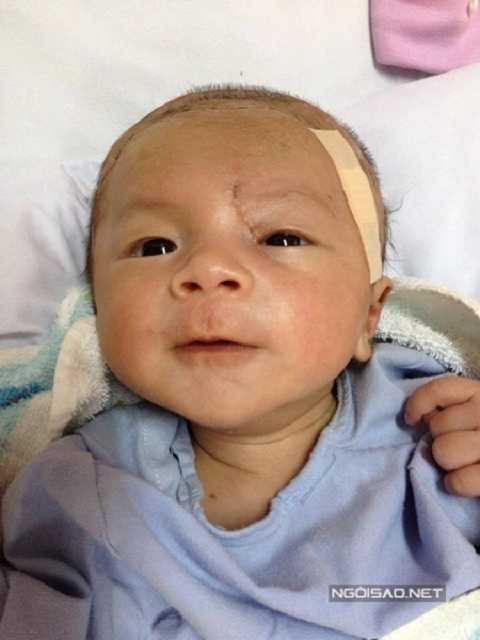 Bé tươi cười khi nhìn thấy có ai đến thăm.