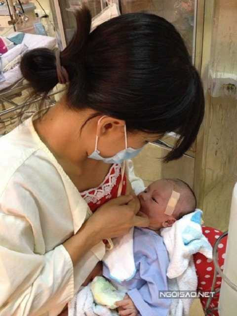 Cứ ba tiếng bé bú một lần.