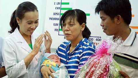 Bé Dương Minh Phát được xuất viện trong niềm hạnh phúc của gia đình và các y bác sĩ Bệnh viện Nhi đồng 1 - Ảnh: Độc Lập