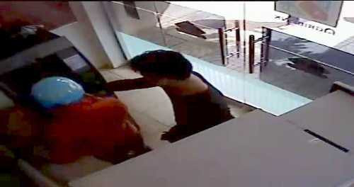 Nghi phạm bị camera ngân hàng ghi lại. Ảnh: Ngân hàng cung cấp Nghi phạm bị camera ngân hàng ghi lại. Ảnh: Ngân hàng cung cấp