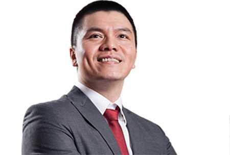 Trainer Phạm Ngọc Anh – CEO Công ty đào tạo VietFuture khẳng định không nhất thiết phải dùng ví dụ đi trên thủy tinh để dạy trẻ lòng dũng cảm