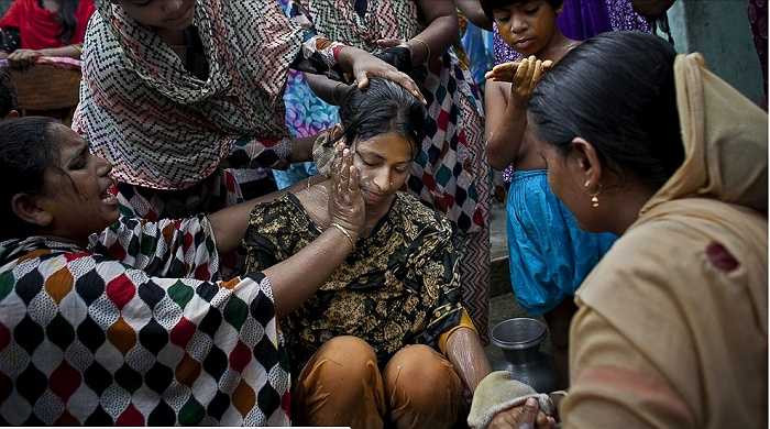 Bị ép cưới ở tuổi 15, cô dâu nhí không thể cảm thấy hạnh phúc trong ngày trọng đại của cuộc đời. Những hình ảnh do nhiếp ảnh gia Allison Joyced quá trình tổ chức đám cưới ở Bangladesh