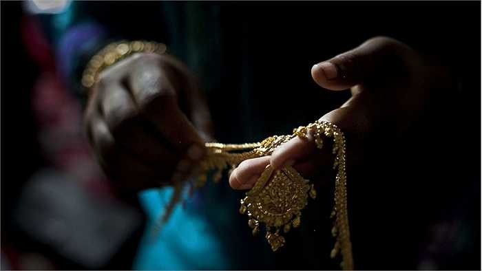 Trang sức bằng vàng được chuẩn bị để trang điểm cho cô dâu