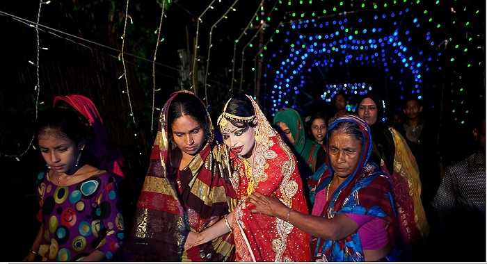 Nasoin Akhter khóc lóc khi phải rời xa cha mẹ ở độ tuổi còn quá nhỏ